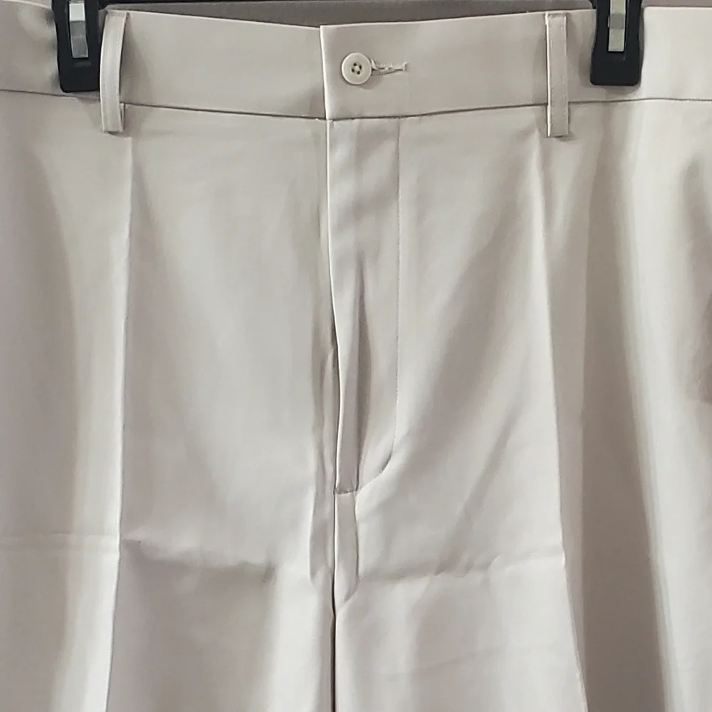 PGA Tour Men's Classic Light Creamy Tan Flat Front Shorts. Sz 42 NWT